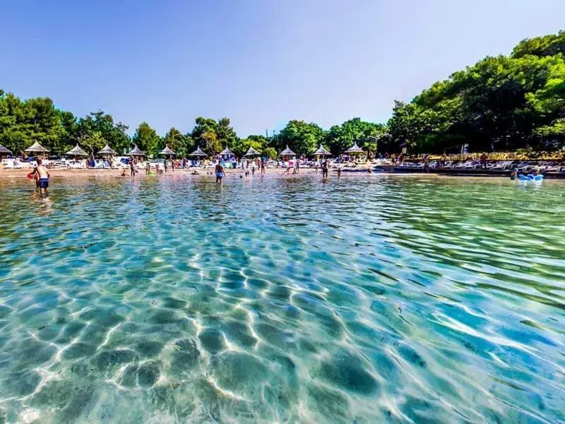 Plaža u Pakoštanima s pogledom na otočiće u arhipelagu i čisto more