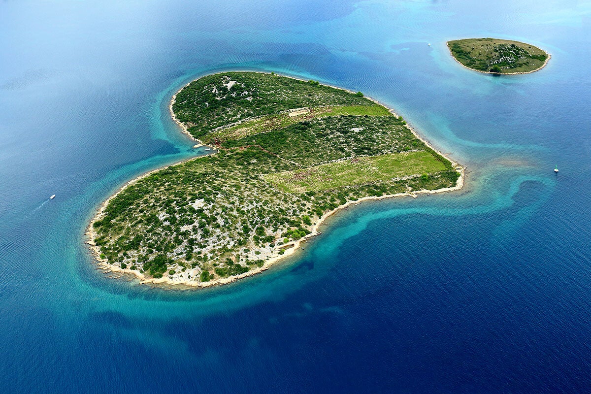 Pogled s obale mjesta Sveti Petar na Moru prema otoku Galešnjaku