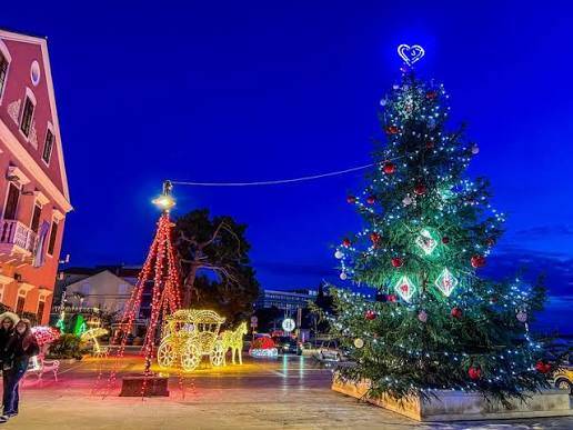 Božićni bor i lampice na manifestaciji Advent u Biogradu na Moru - Turistička agencija Jakovina Travel