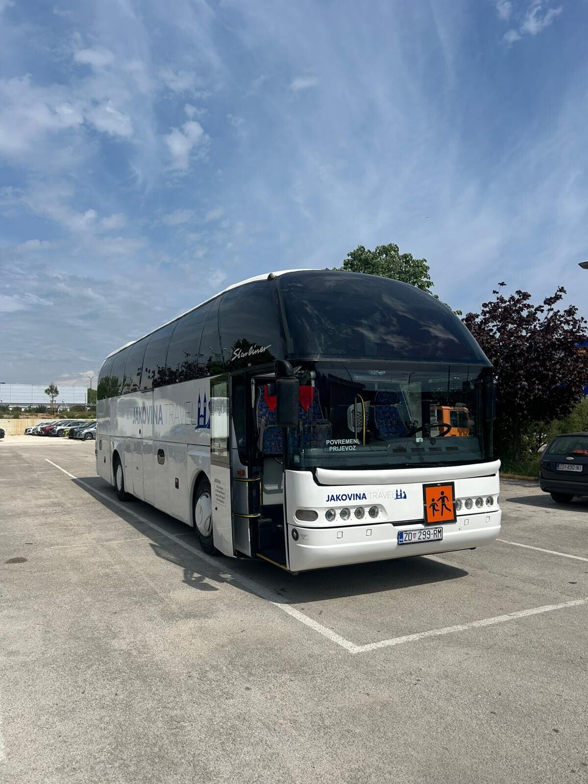 Najam turističkog autobusa za transfere od zračne luke Zadar i Split do Biograda na Moru Jakovina Travel