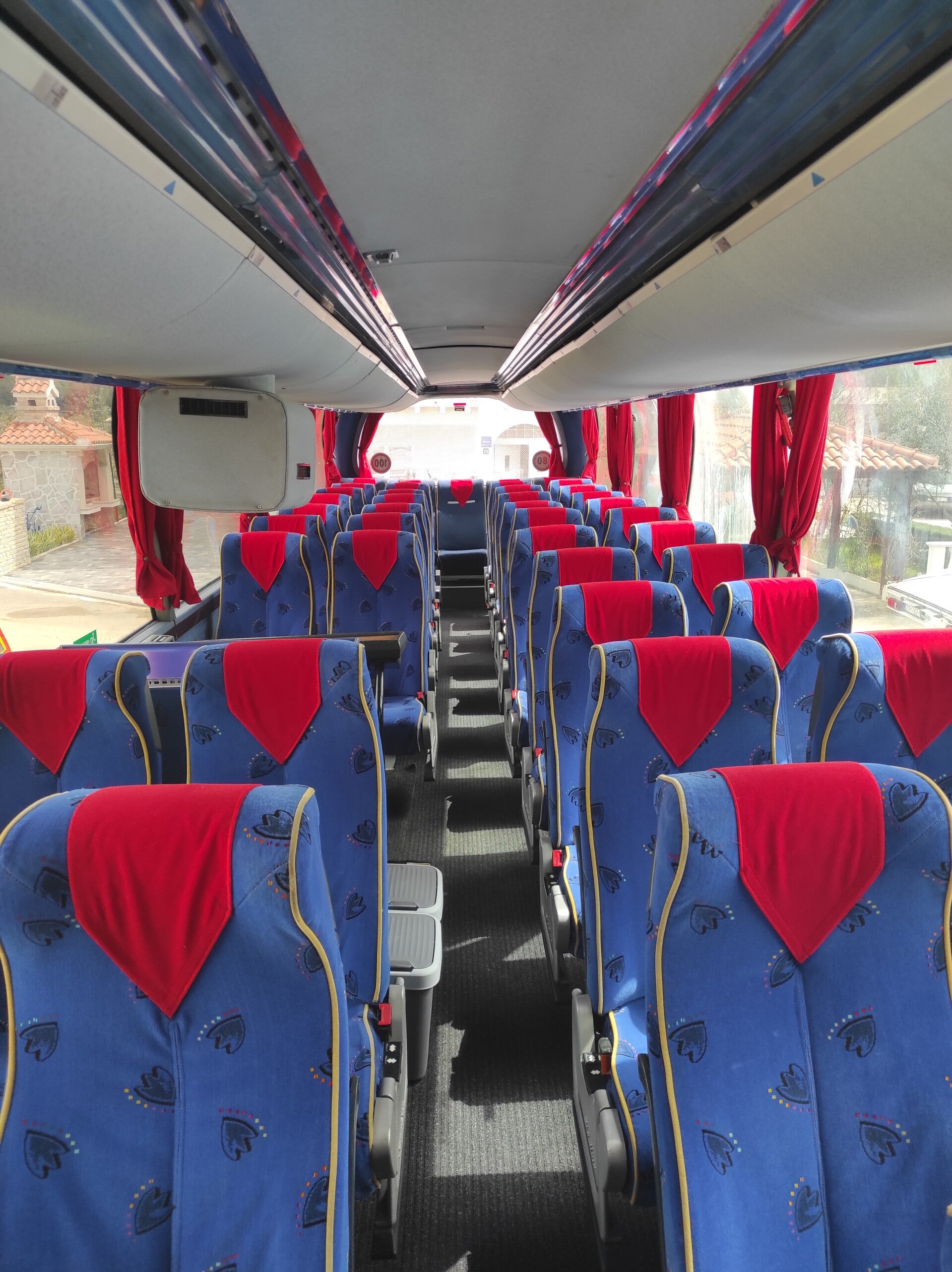 Udobna sjedala i unutrašnjost turističkog autobusa Jakovina Travel za grupna putovanja i izlete Dalmacija