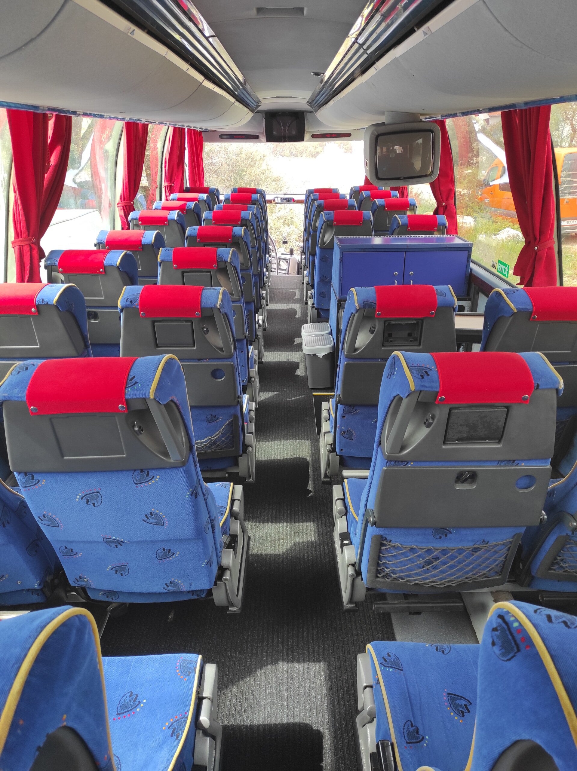 Professional driver with private coach bus for Zadar Airport and Marina Kornati transfers