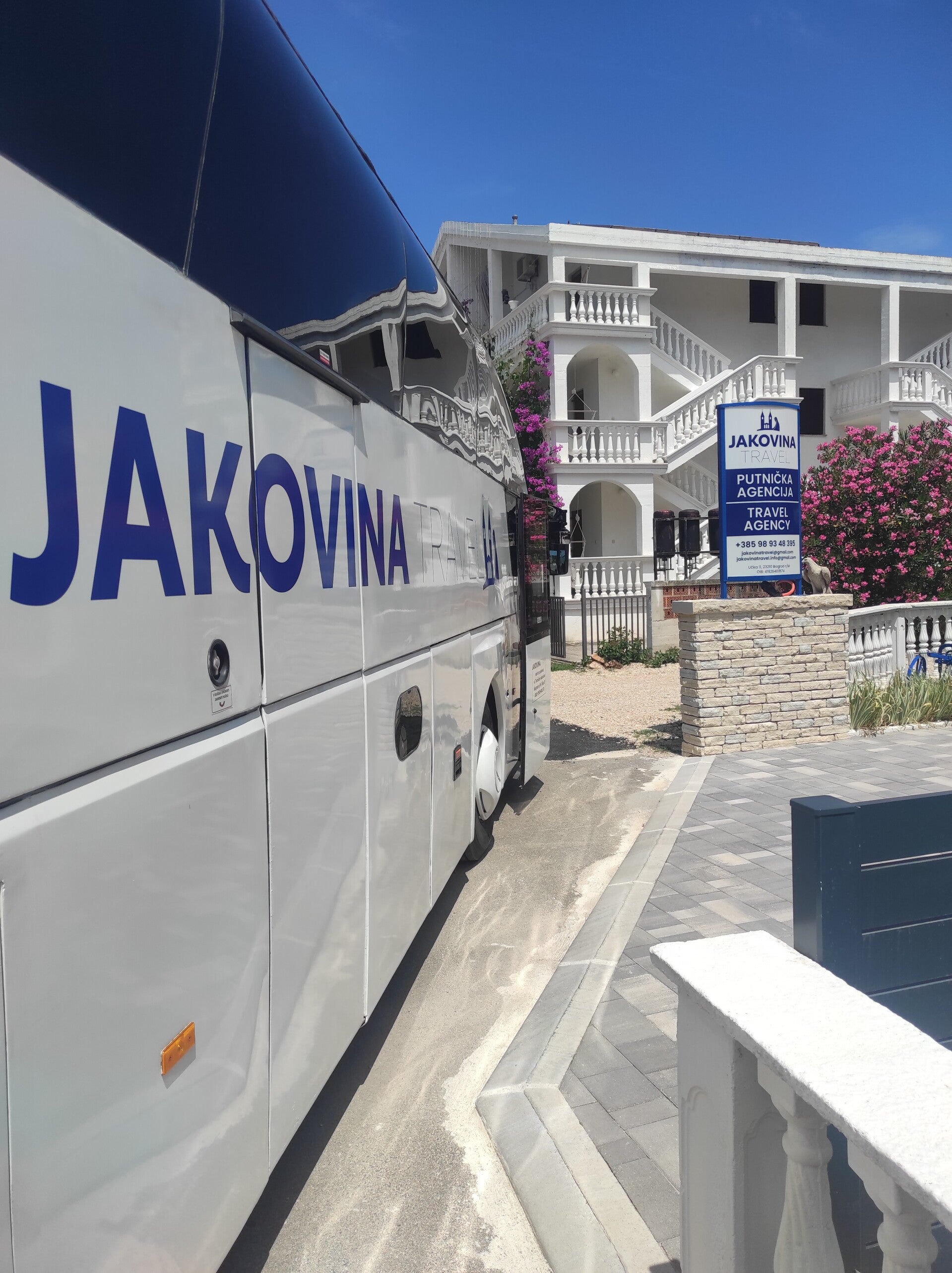 Turistički autobus agencije Jakovina Travel parkiran ispred ureda u Biogradu na Moru za najam u Zadru i Dalmaciji