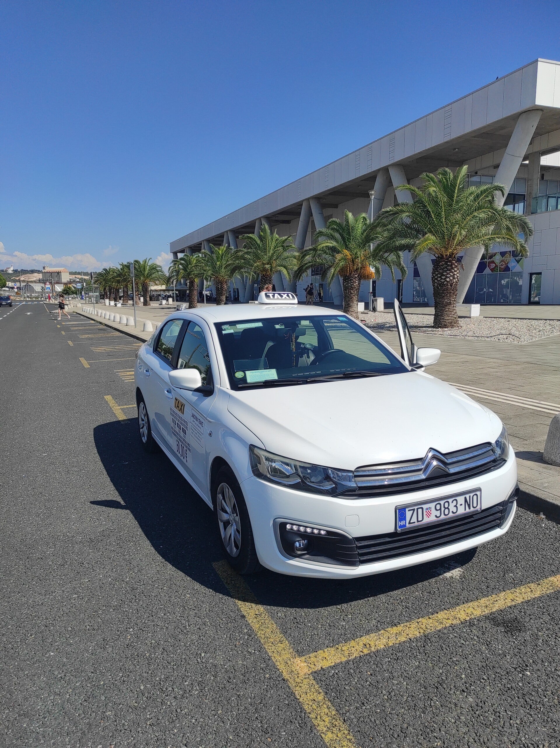 Professional ground handling and private airport transfers from Zadar (ZAD) and Split (SPU) for international travel agencies. We provide reliable incoming transport logistics directly to hotels, private holiday villas, and luxury yachts at Marina Kornati