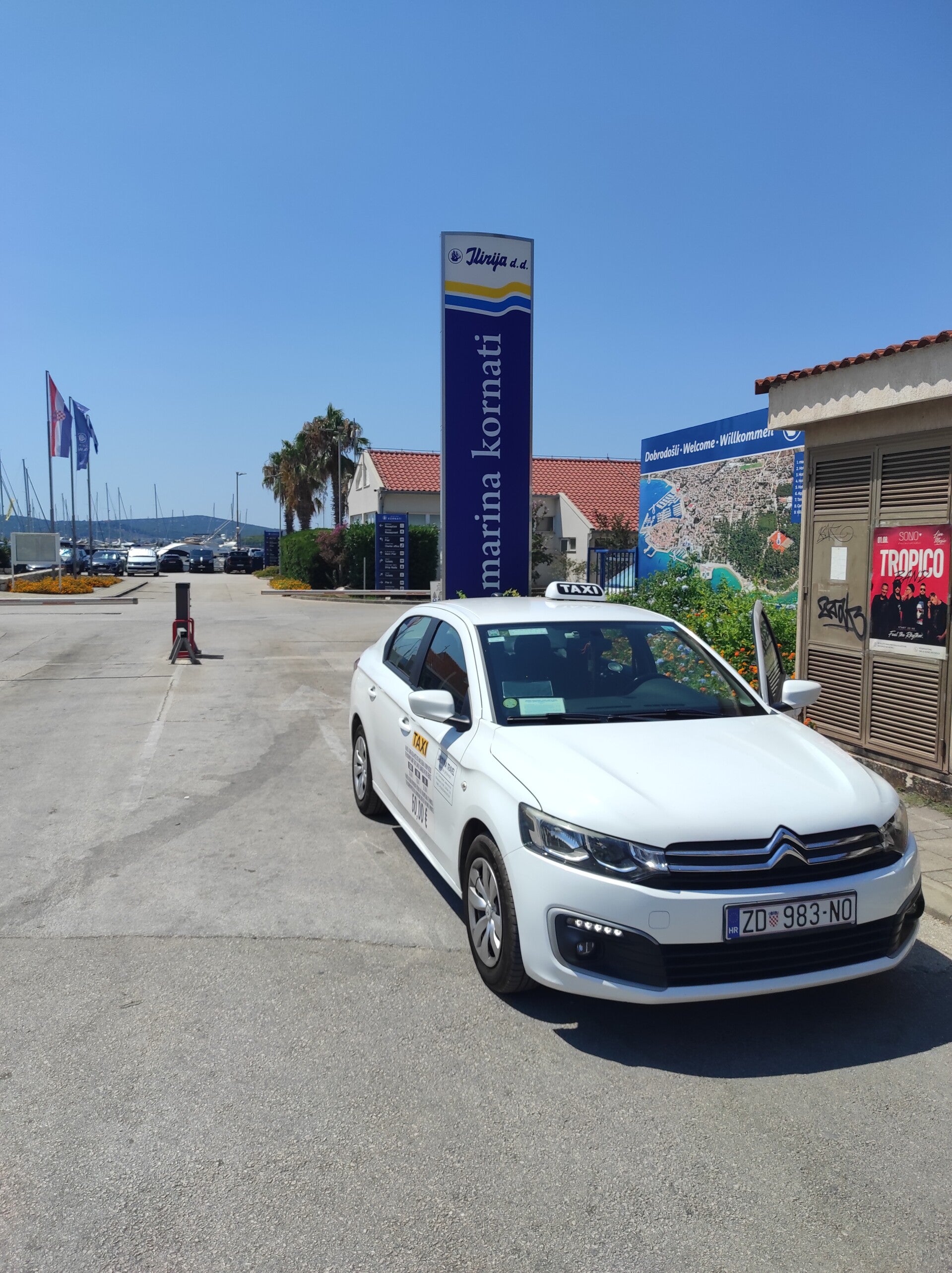 Taxi prijevoz i transferi za nautičare ispred Marine Kornati u Biogradu na Moru.