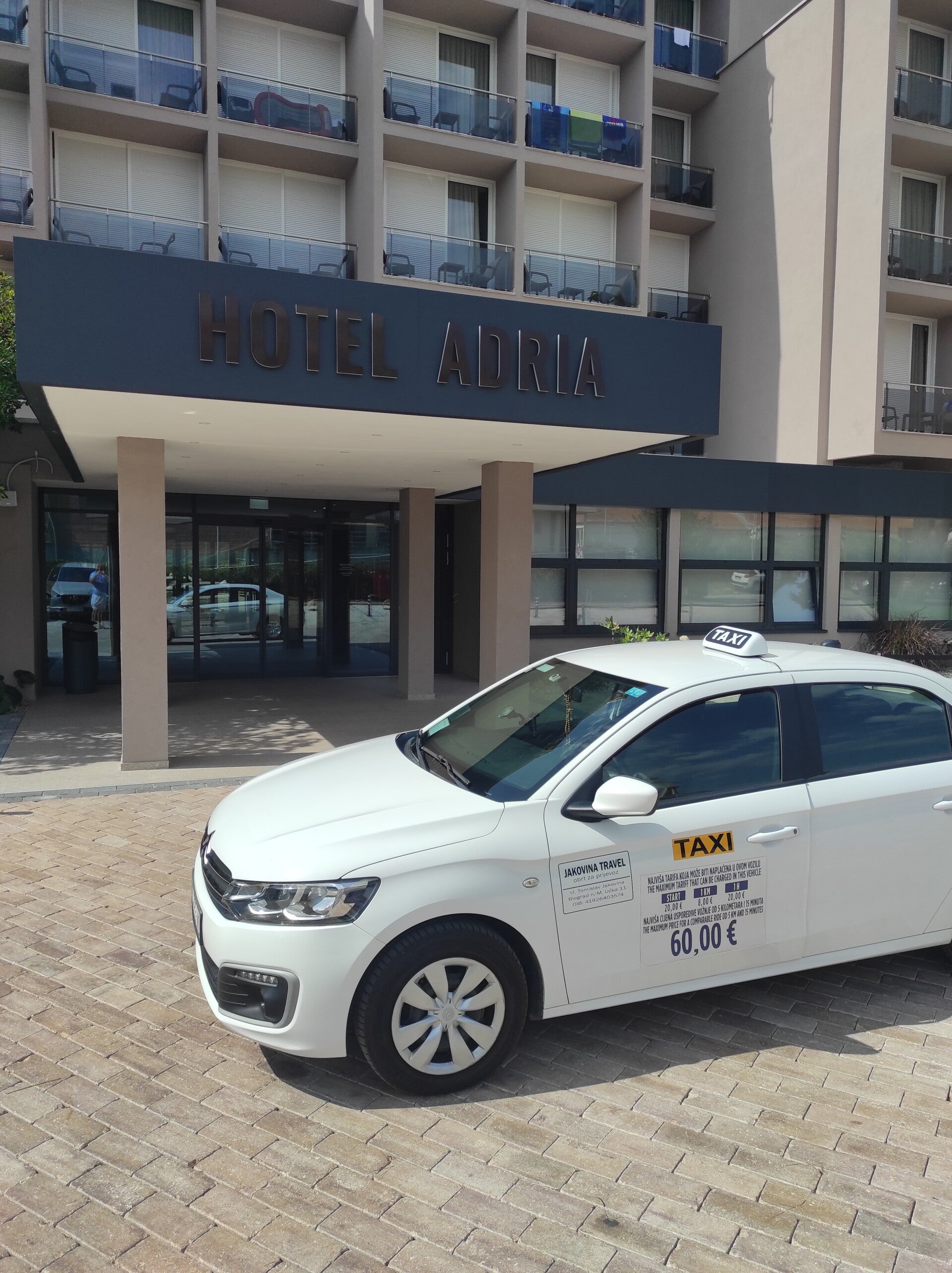 Taxi Jakovina ispred hotela Adria u Biogradu na Moru transferi do zračne luke