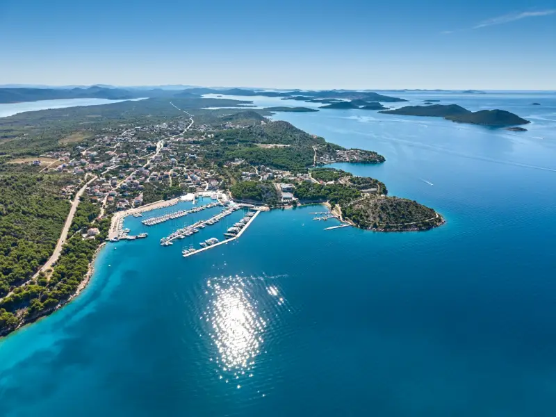 Prirodna šljunčana plaža i borova šuma u uvali Porat u mjestu Drage
