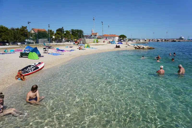 Obalna šetnica lungomare i plaže u Turnju uz Pašmanski kanal