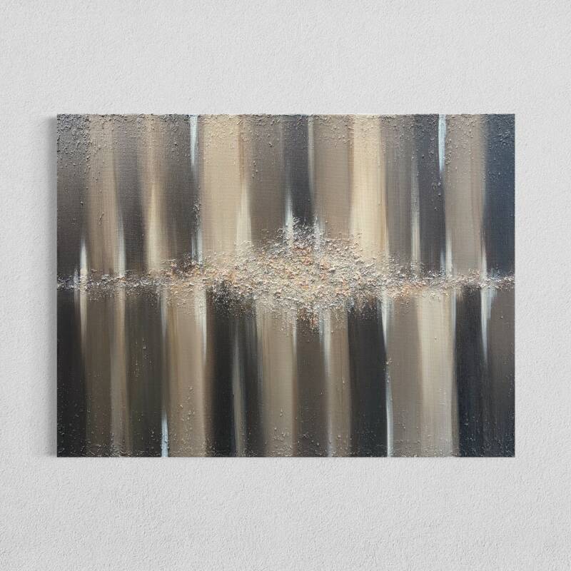 Twee moderne abstracte schilderijen met groene getextureerde oppervlakken met witte verfspetters, ingelijst in warme naturel houten lijsten