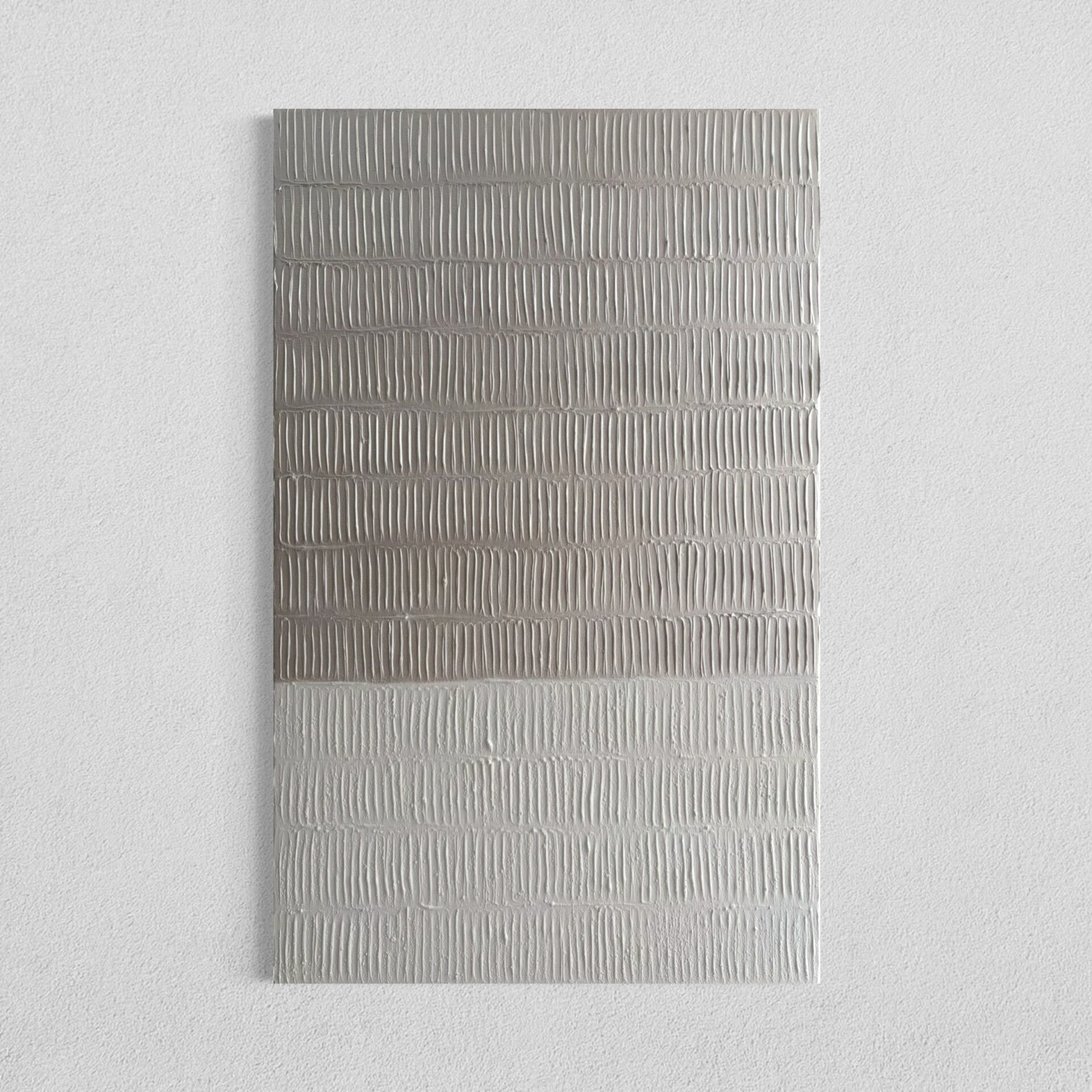 Twee moderne abstracte schilderijen met groene getextureerde oppervlakken met witte verfspetters, ingelijst in warme naturel houten lijsten