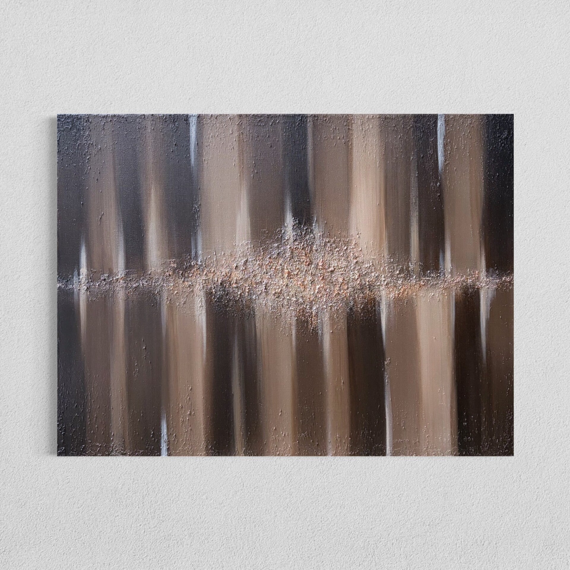 Twee moderne abstracte schilderijen met groene getextureerde oppervlakken met witte verfspetters, ingelijst in warme naturel houten lijsten