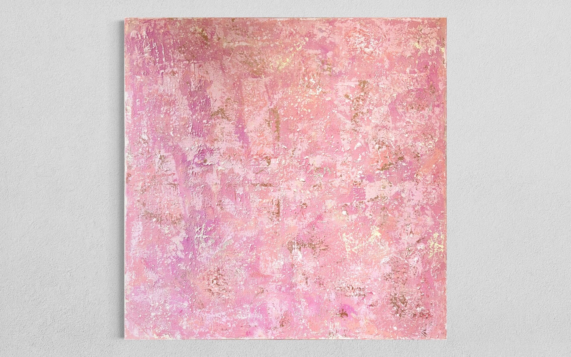 Abstract mixed media schilderij in roze, lila en creme kleuren met speelde markeringen, verfspatten en subtiele touwdetails op canvas