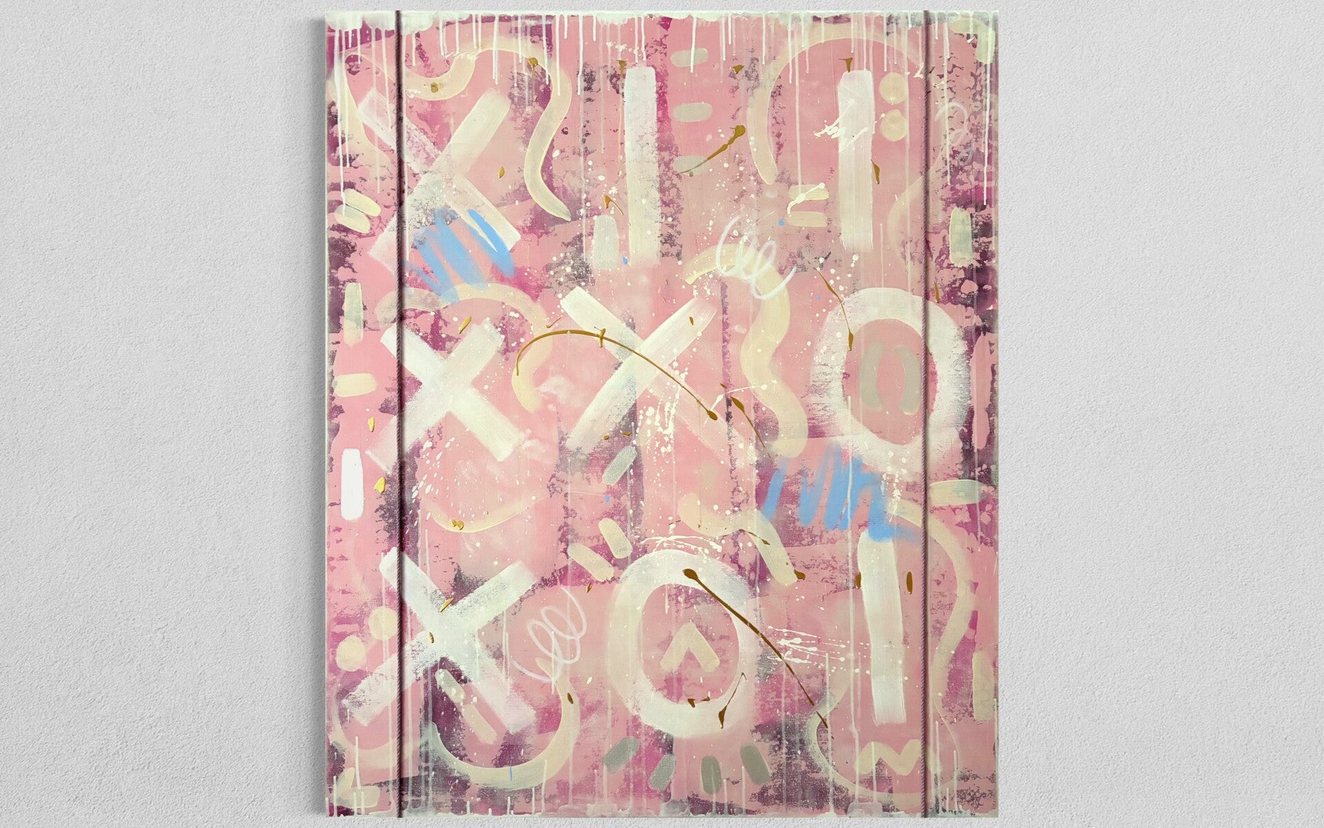 Abstract mixed media schilderij in roze, lila en creme kleuren met speelde markeringen, verfspatten en subtiele touwdetails op canvas