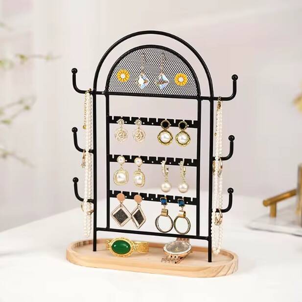 Sieradenrekje om sieraden op te bergen, zoals kettingen, ringen en oorbellen.