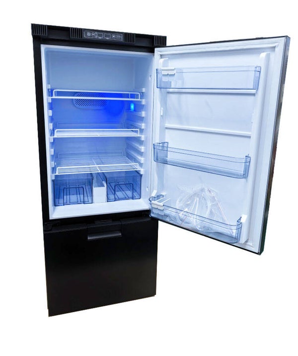 176 litri (altezza x larghezza x profondità: 124×52×55 cm) con scomparto congelatore