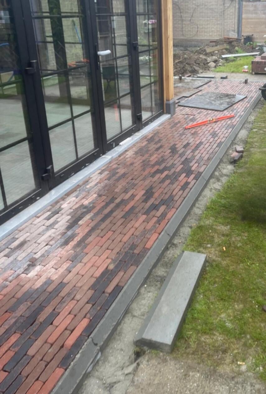 Aangelegd padje in kleiklinkers als verharding in de tuin