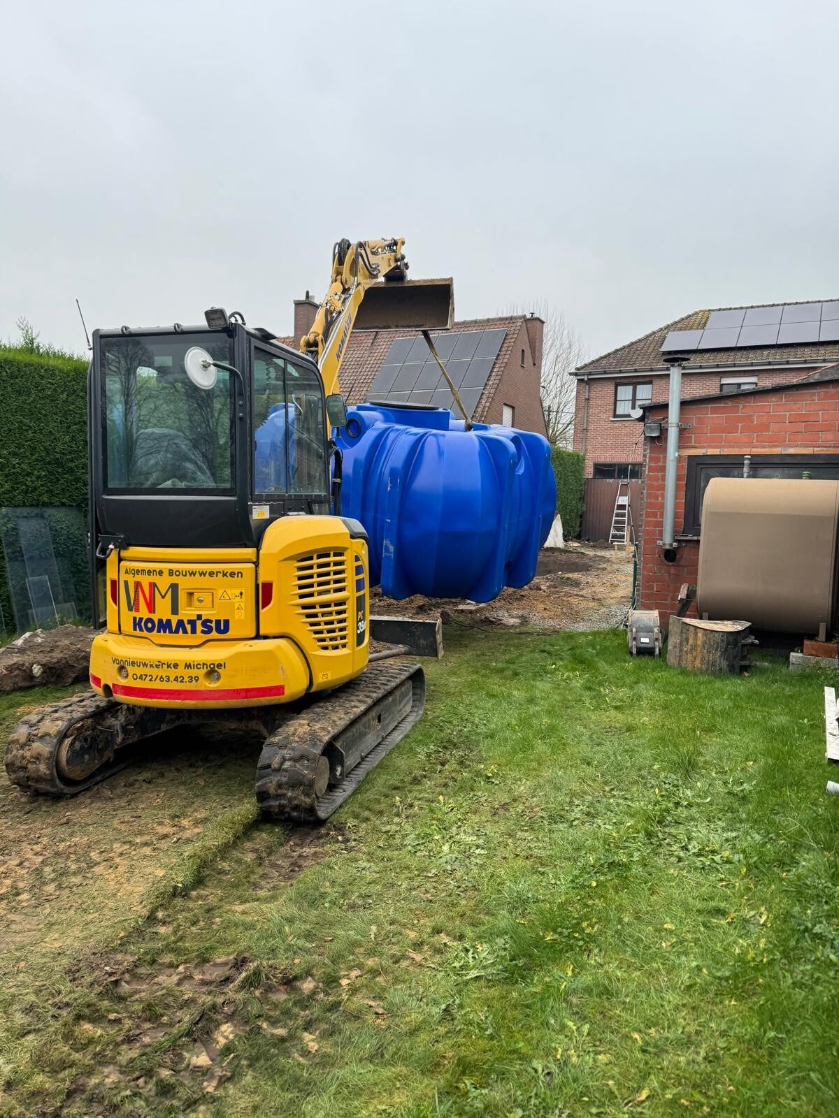 Plaatsen van regenput met graafkraan