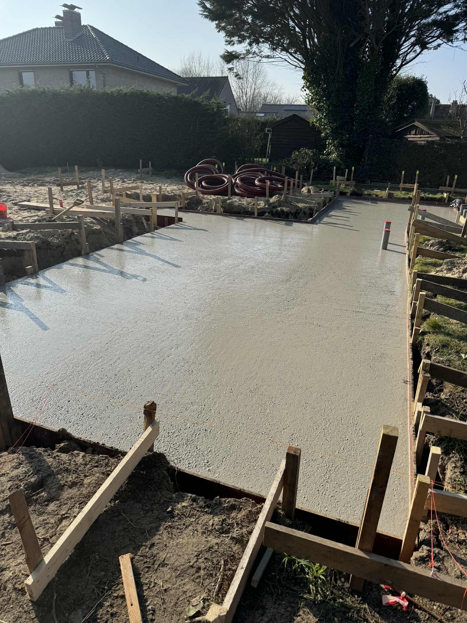 Gegoten betonplaat met bekisting