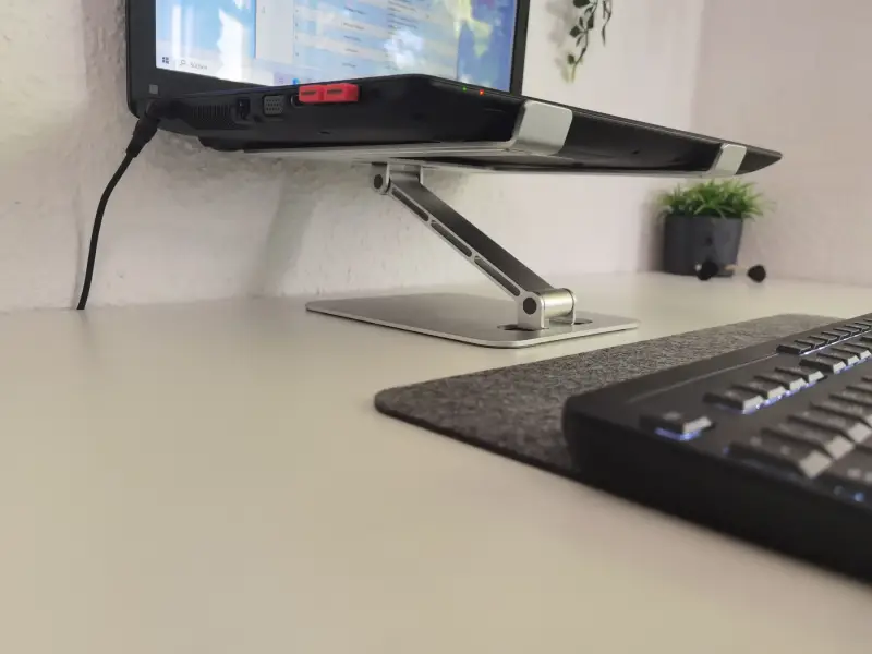 Babacom Laptopständer in etwa 15 cm hoher Arbeitsposition mit Asus-Laptop
