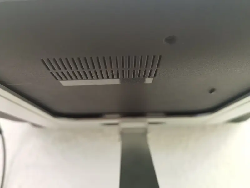 Freie Lüftungsöffnungen am Asus-Laptop auf dem Babacom Laptopständer