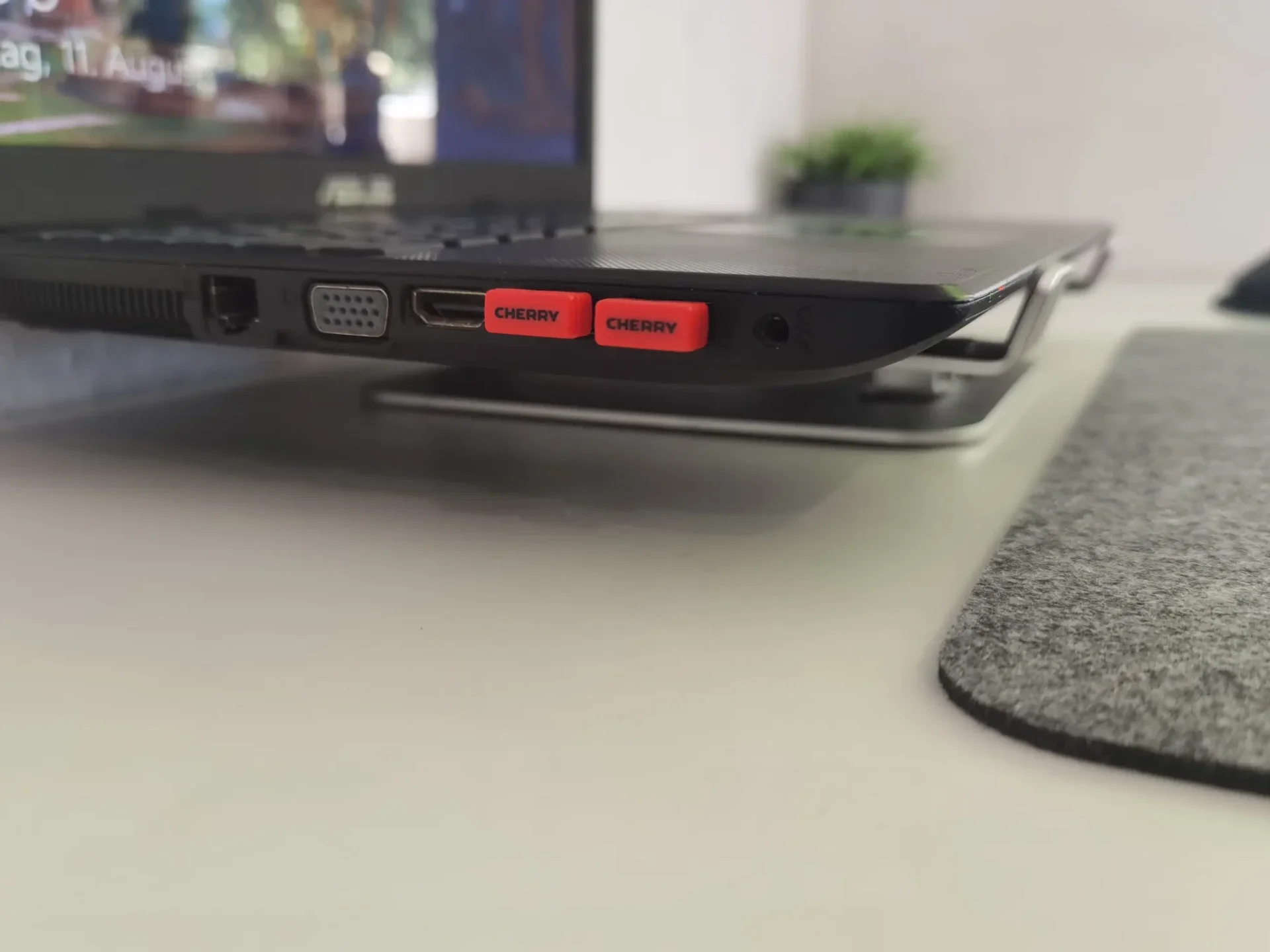Asus-Laptop auf dem Babacom Laptopständer mit angeschlossenen CHERRY-Empfängern