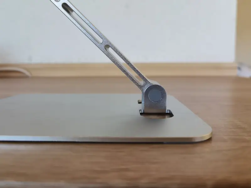 Unteres Gelenk des Babacom Laptopständers bei der Höhenverstellung