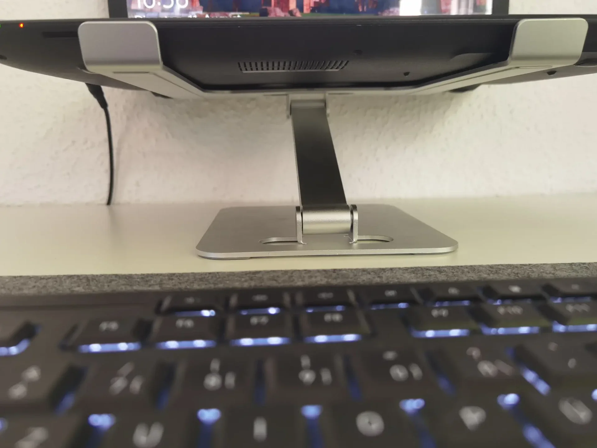 Asus-Laptop auf den Auflagen und Haltekanten des Babacom Laptopständers