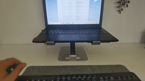 Stabilität des Babacom Laptopständers in hoher Position im Praxistest