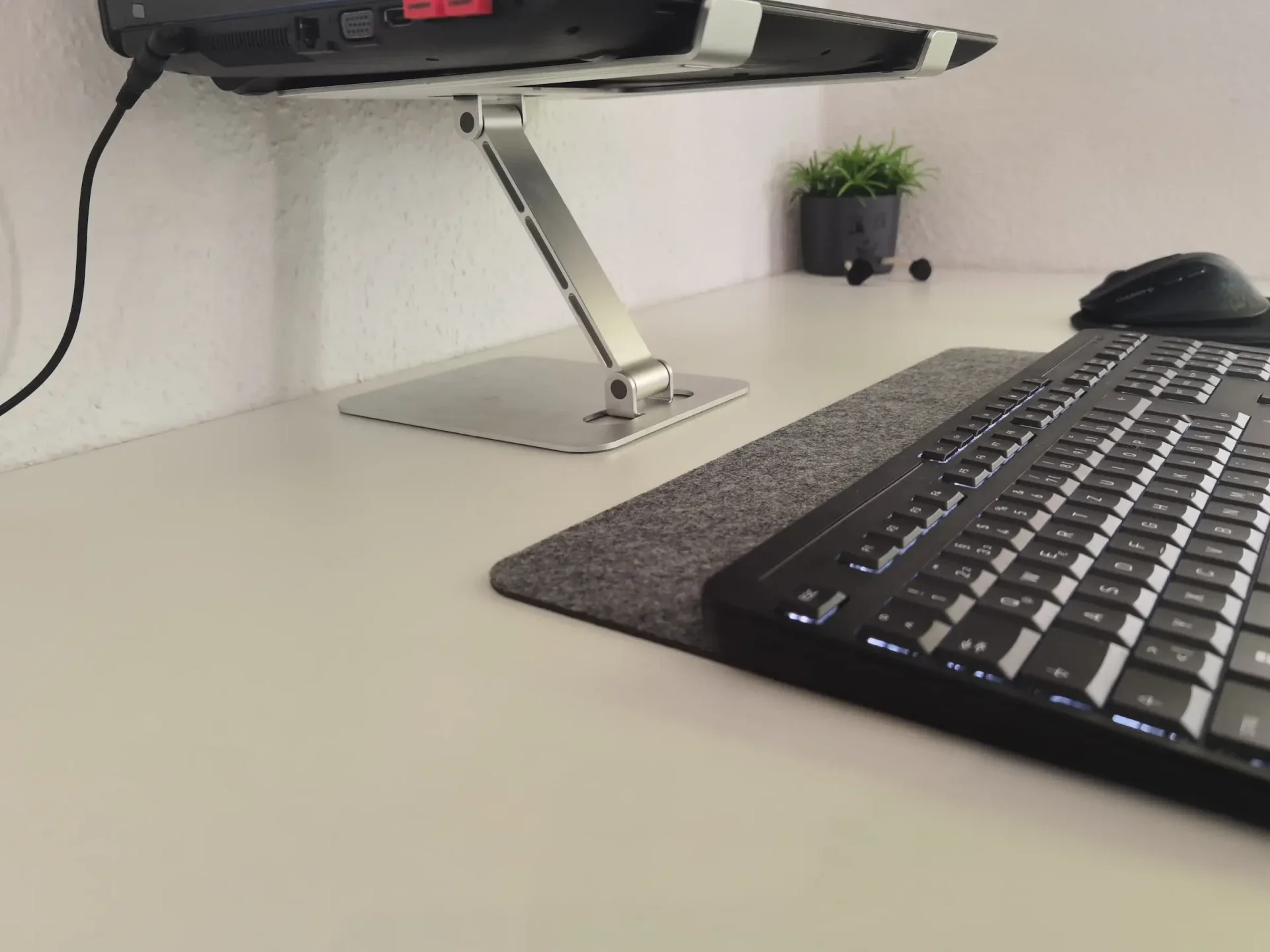 Babacom Laptopständer im Homeoffice mit Asus-Laptop, externer Tastatur und Maus