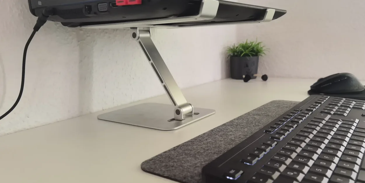 Getesteter Babacom Laptopständer mit Asus-Laptop und externer Tastatur