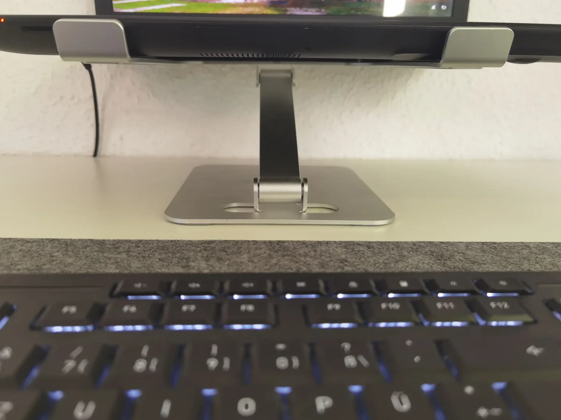 Getesteter Babacom Laptopständer mit Asus-Laptop und externer Tastatur