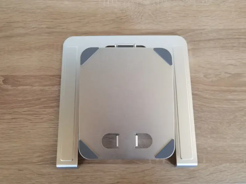 Zusammengeklappter Babacom Laptopständer für Transport und mobiles Büro