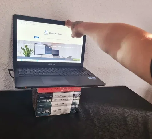 Eigener Praxistest zum Bildschirmabstand mit ausgestrecktem Arm vor einem Laptop