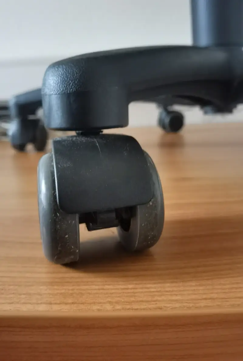 Verschmutzte Laufflächen einer eingebauten Bürostuhlrolle
