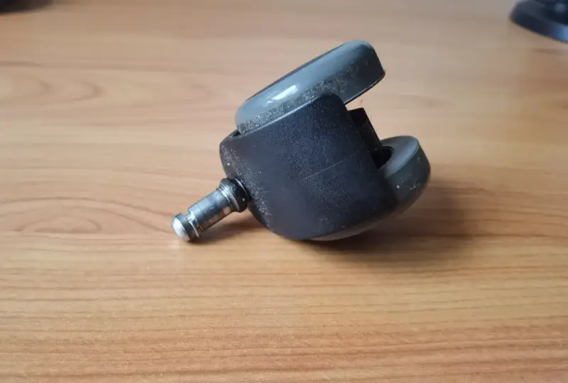 Ausgebaute Bürostuhlrolle mit sichtbarem Steckstift