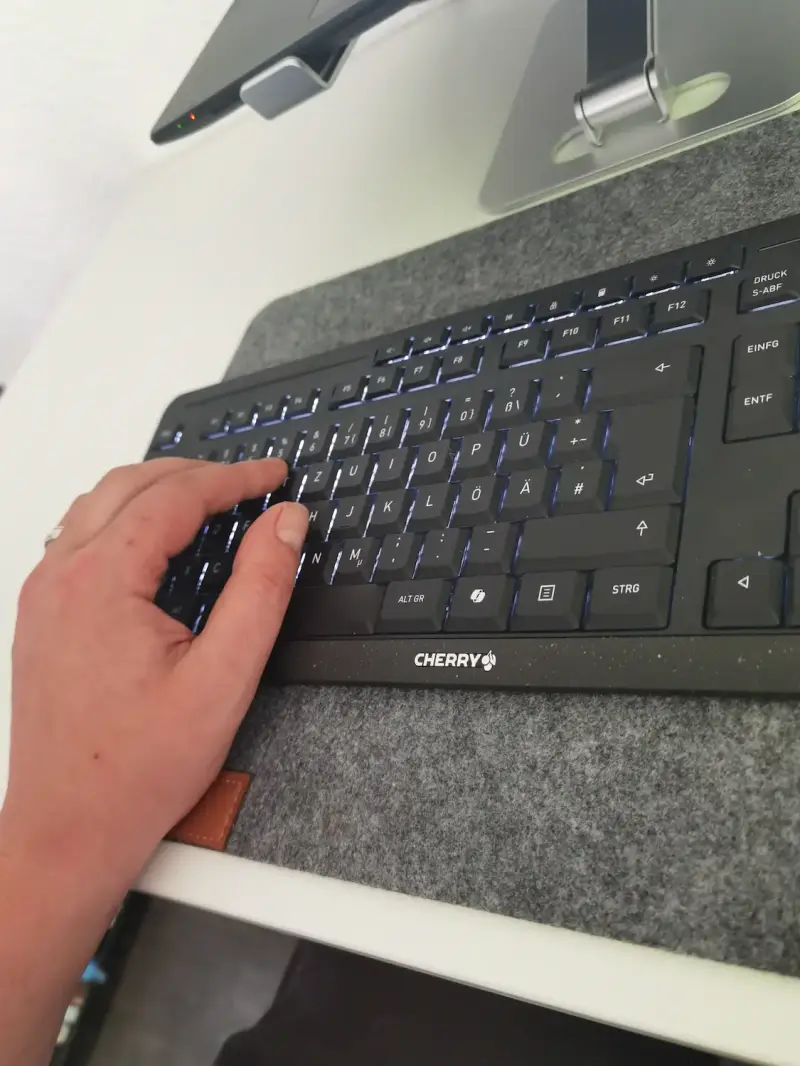 Handposition beim Schreiben mit der CHERRY STREAM KEYBOARD ULTIMATE