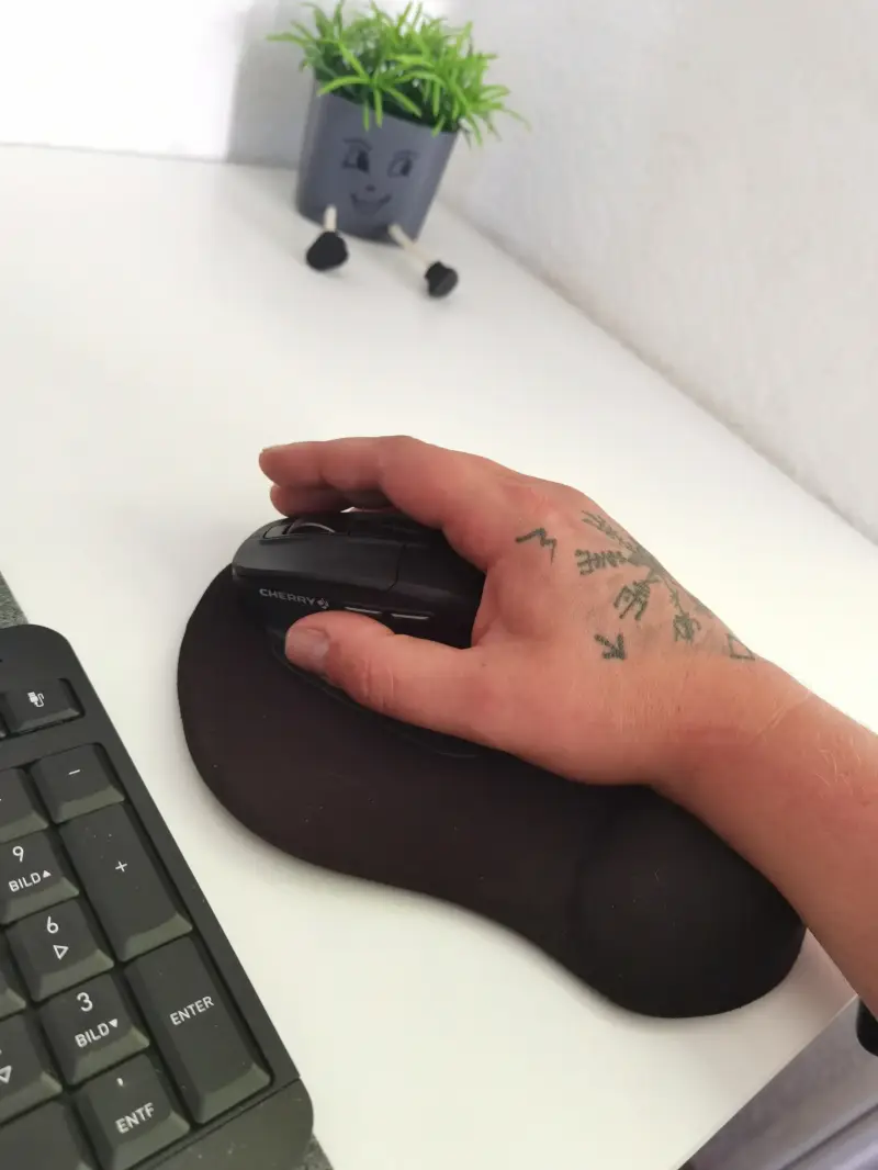 Handhaltung auf der CHERRY STREAM MOUSE ULTIMATE bei 19,5 bis 20 cm Handlänge