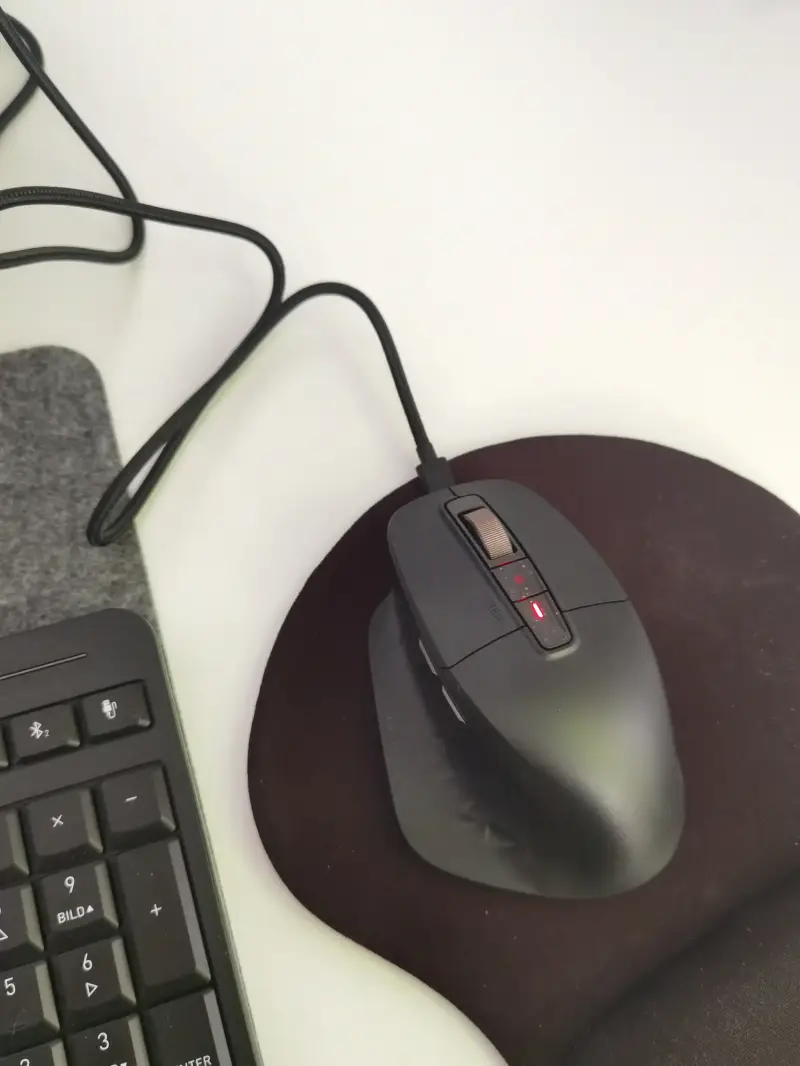CHERRY STREAM MOUSE ULTIMATE beim Laden während der Nutzung