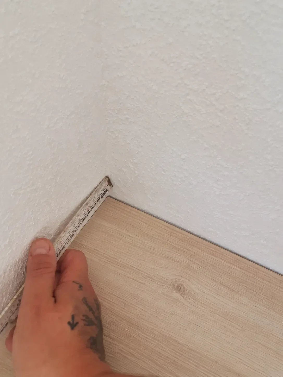 Echter Praxis-Tipp: Ausmessen einer Zimmerecke für die Planung eines Eckschreibtisches im Homeoffice.