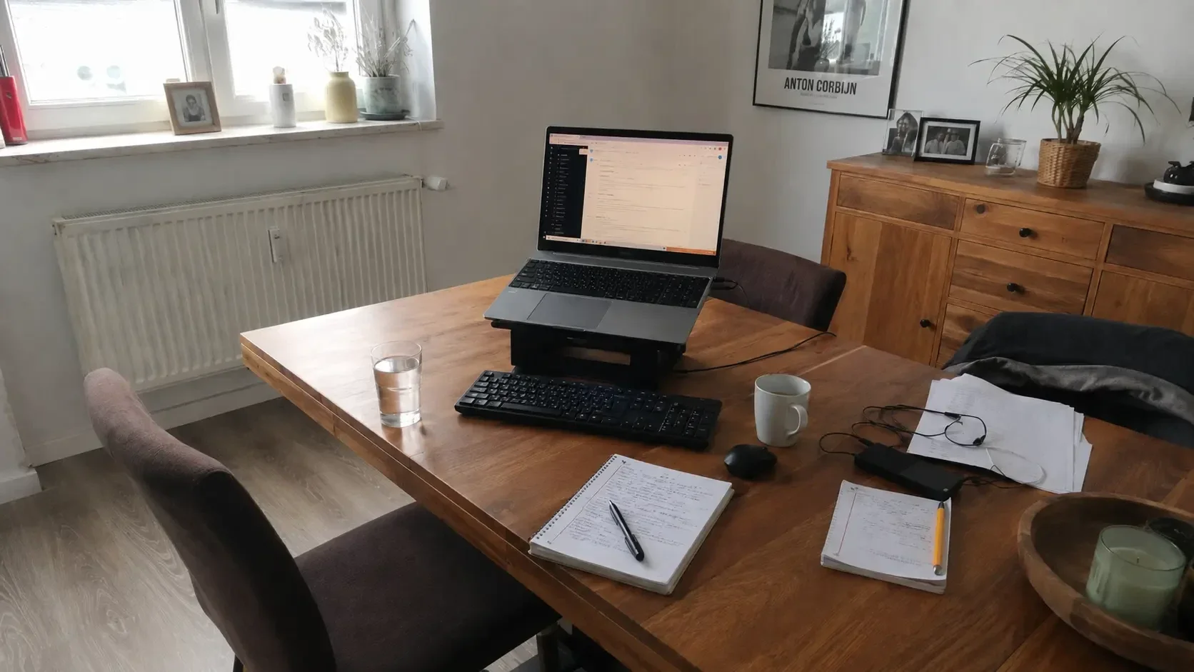Esstisch als Schreibtisch mit erhöhtem Laptop, Tastatur und Maus