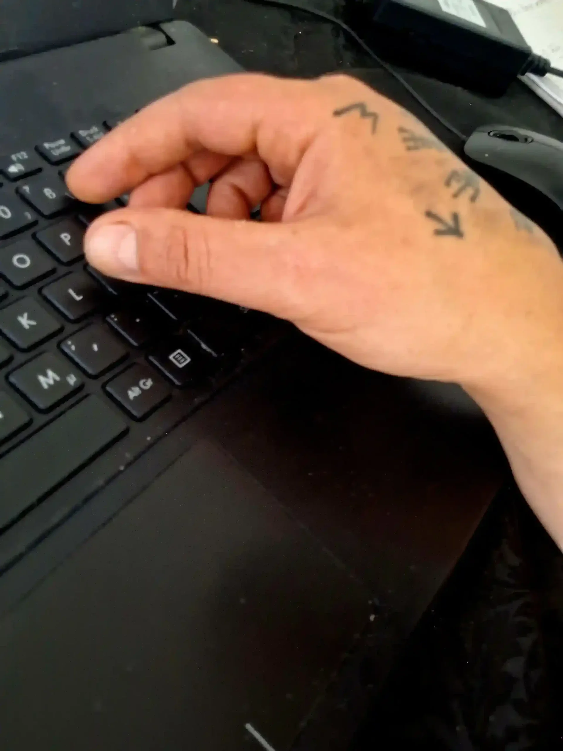 Fehlende Ergonomie am Laptop: Das Handgelenk liegt hart auf der Kante auf und führt schnell zu Schmerzen.