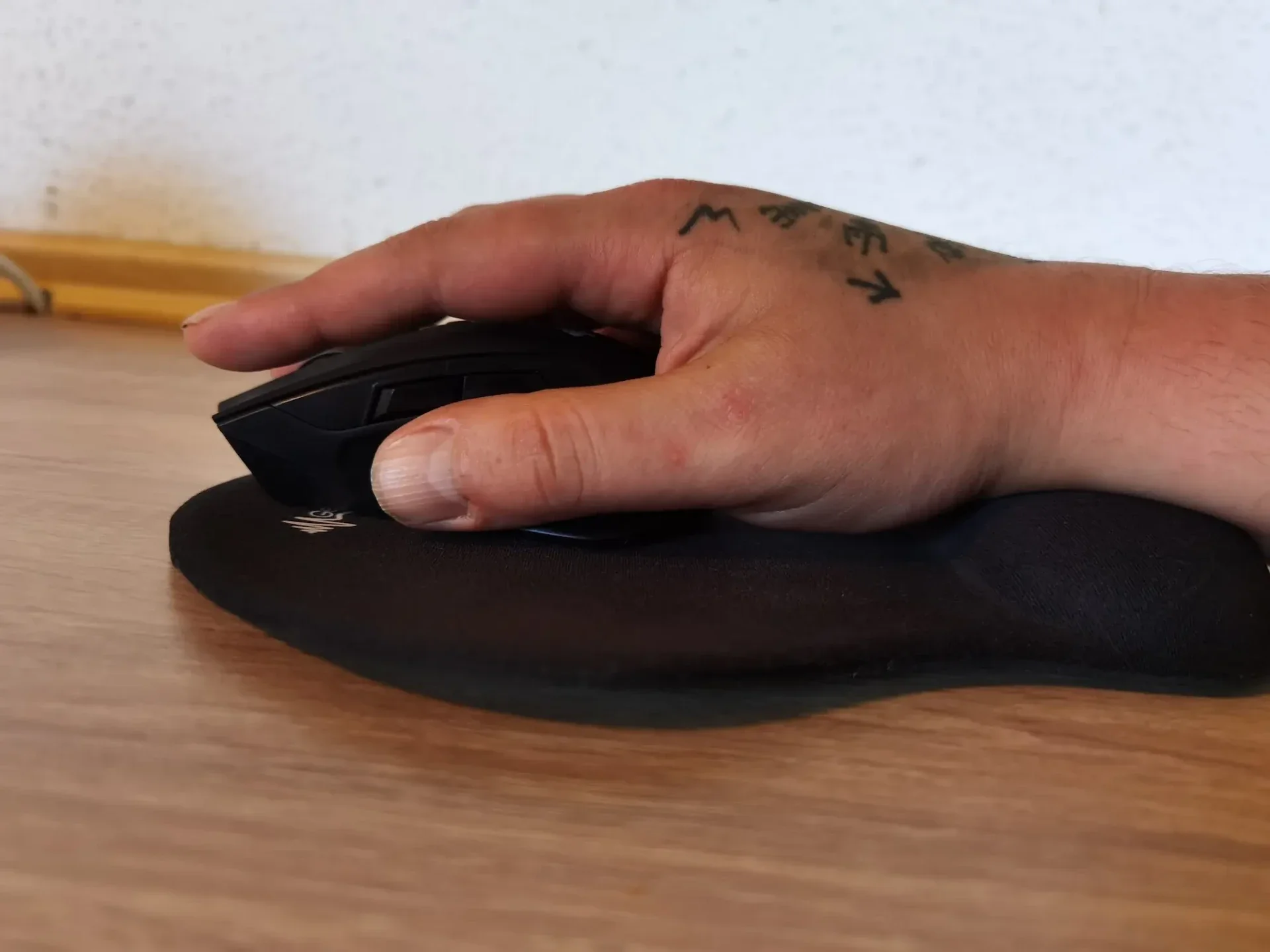Handhaltung an der GeneralKeys FM-1650 bei 19,5 bis 20 Zentimeter Handlänge
