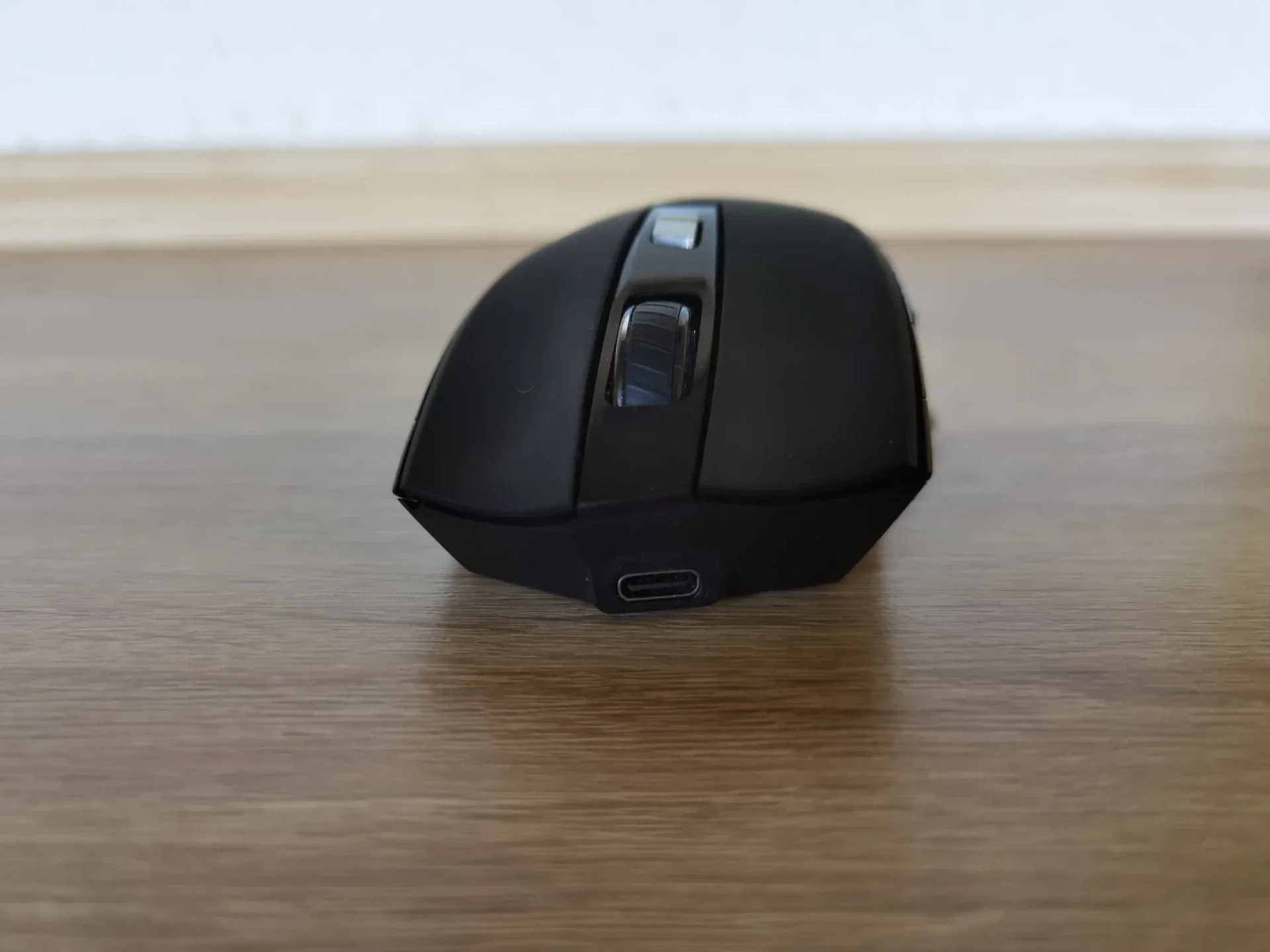 USB-C-Ladeanschluss an der Vorderseite der GeneralKeys FM-1650