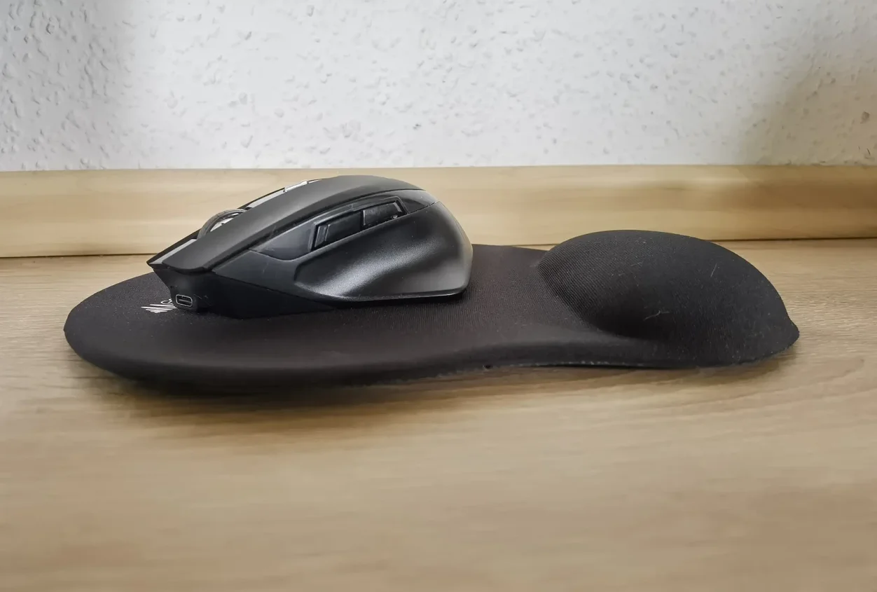 GeneralKeys Gel-Mauspad mit Handgelenkauflage und Maus im Praxistest