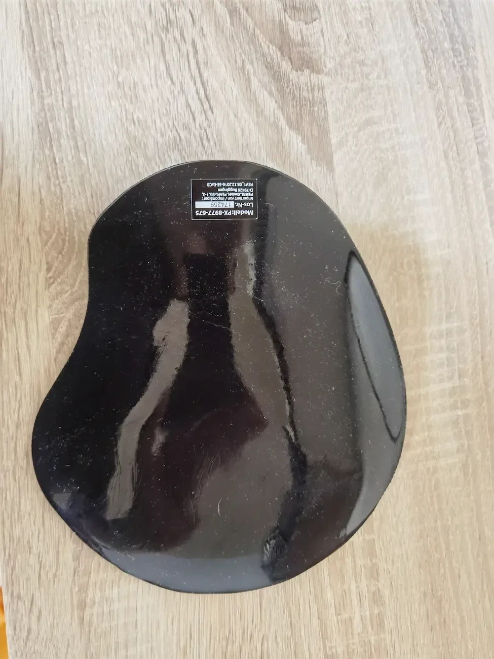 Unterseite des GeneralKeys Gel-Mauspads mit sichtbaren Fusseln und Haaren