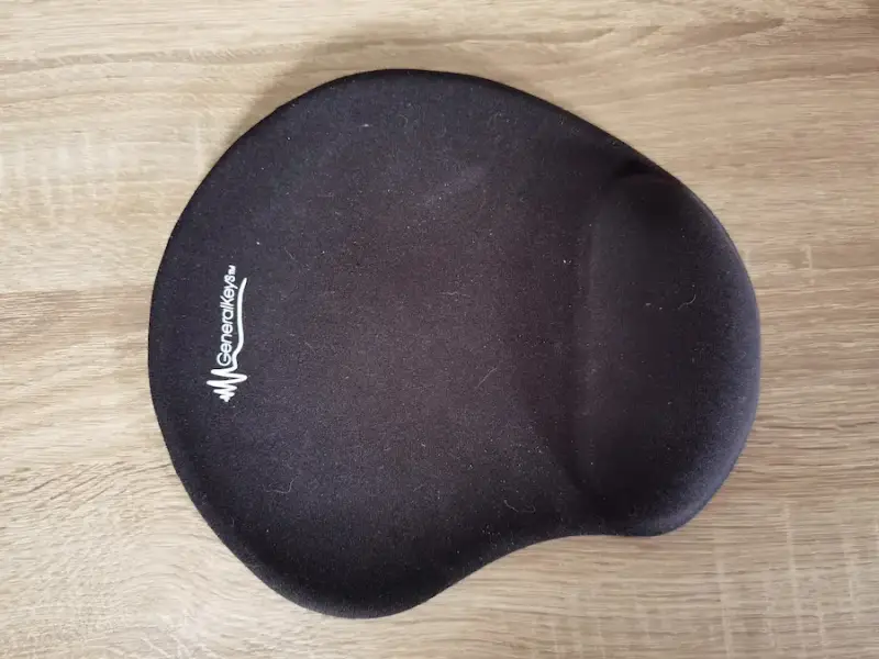 GeneralKeys Gel-Mauspad mit sichtbaren Fusseln und Haaren vor der Reinigung