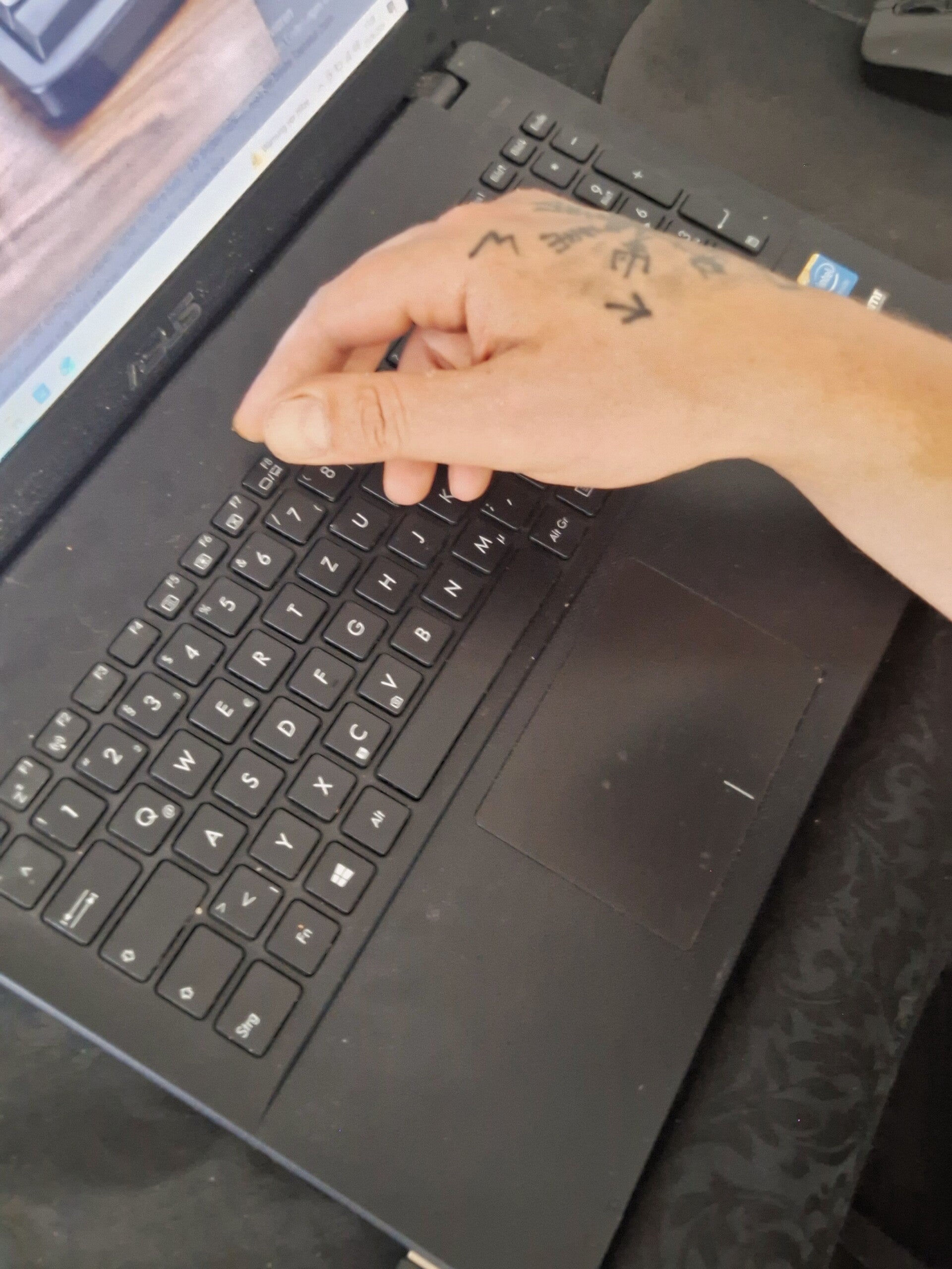 Ulnar-Deviation beim Tippen: Die Hände knicken auf der engen Laptop-Tastatur ungesund nach außen ab.