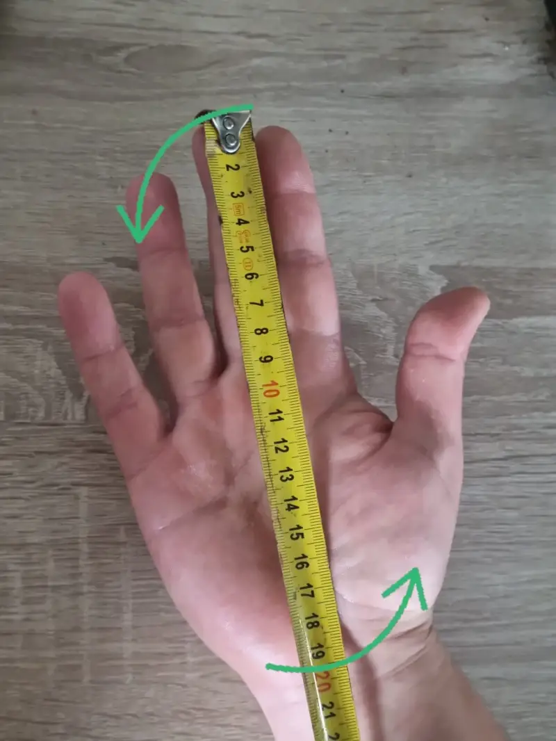 Anleitung für das Homeoffice: So misst du deine Handgröße vom Handballen bis zur Mittelfingerspitze richtig ab.