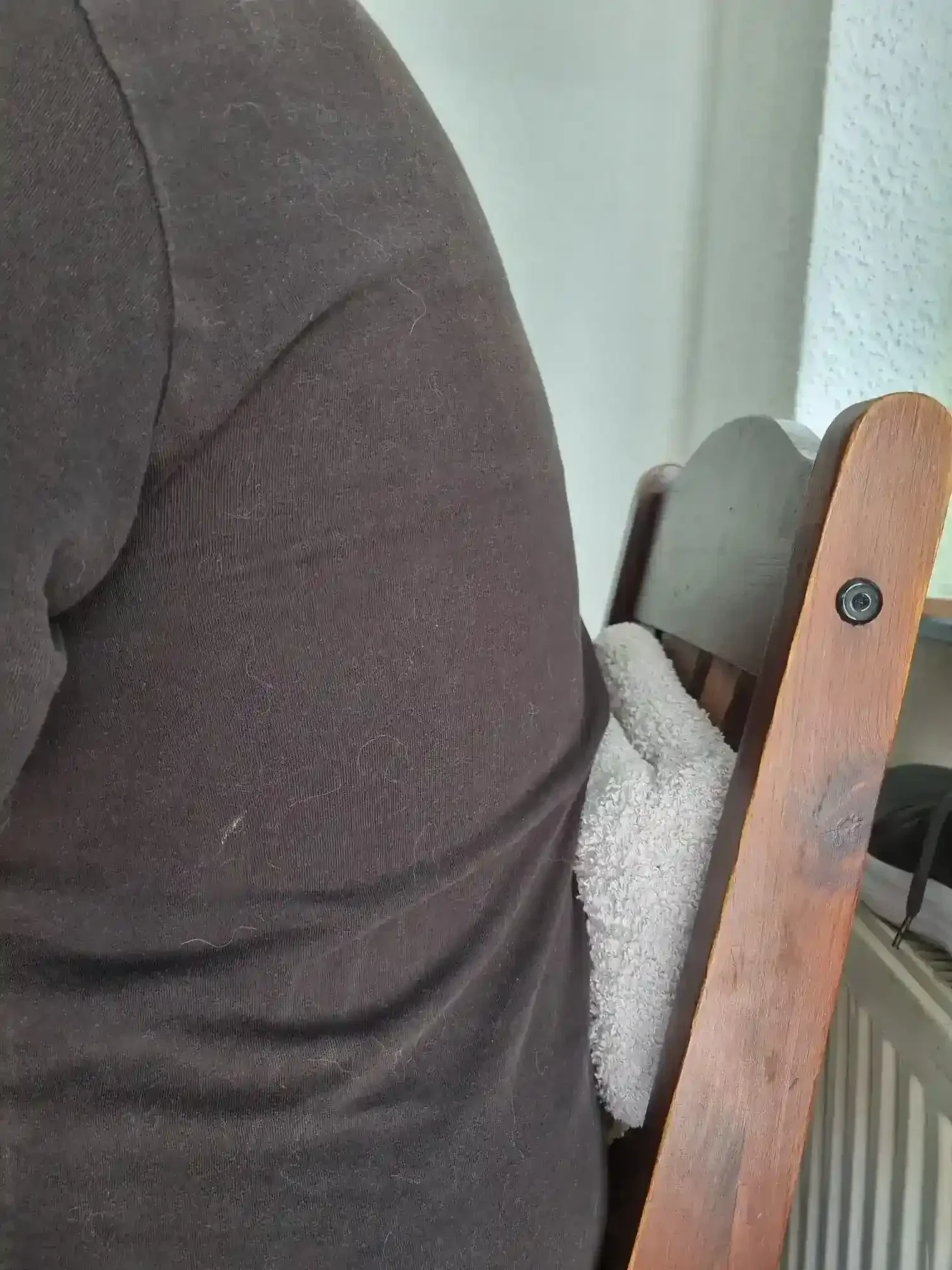 Kostenloser Handtuch-Trick als Lordosenstütze gegen Rückenschmerzen im Homeoffice.