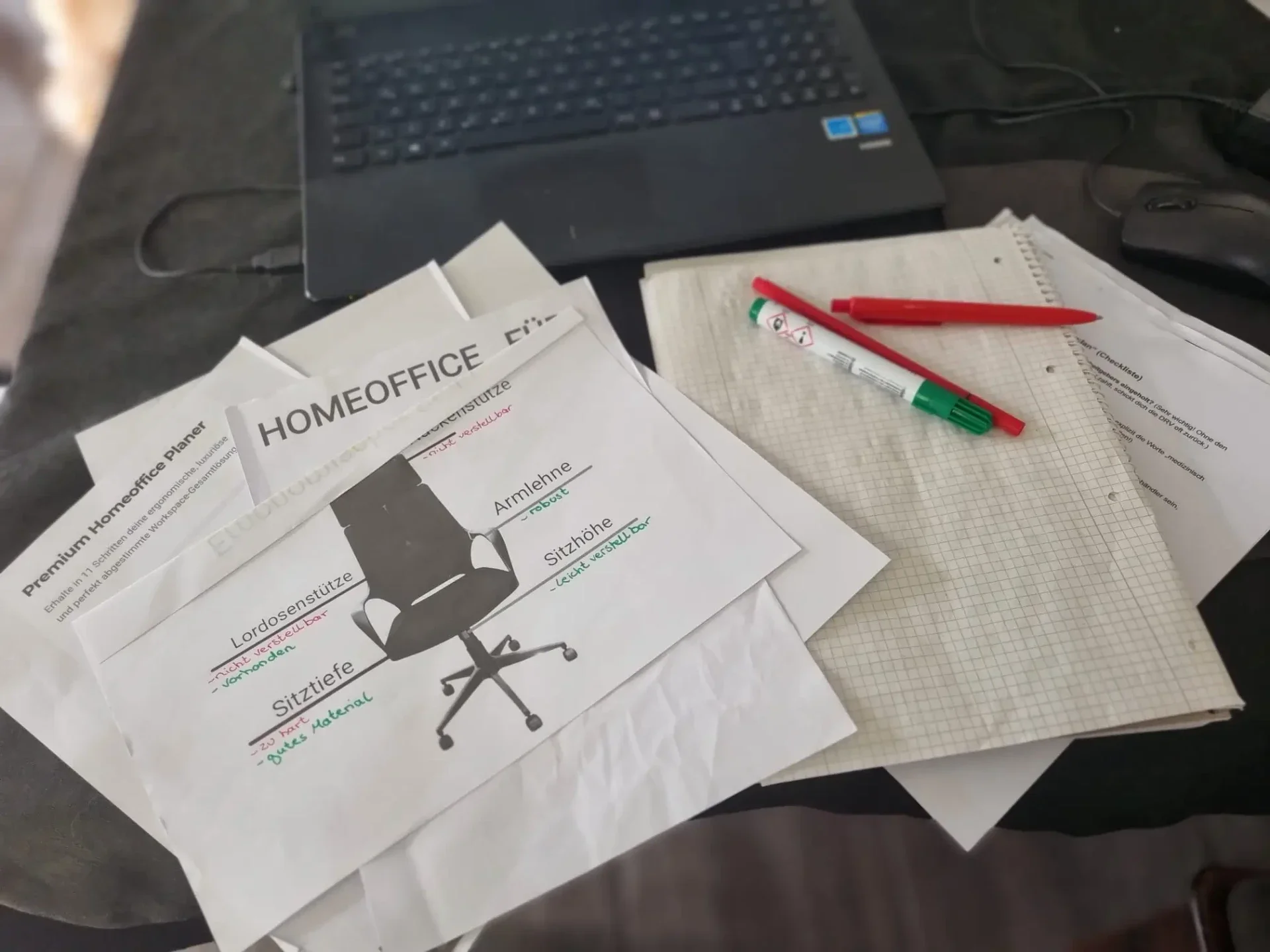 Es soll den chaotischen Arbeitsplatz zeigen an dem ich meine Analysen, Beiträge und Tools schreibe/ baue um den Menschen zu helfen. Es zeigt einen unordentlichen Arbeitsplatz mit vielen Dokumenten, Stiften und den Laptop.